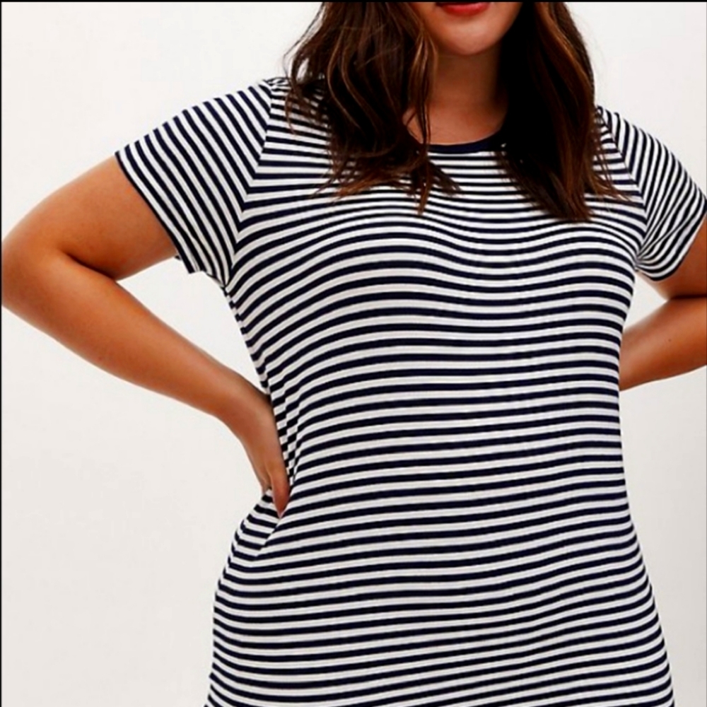 NWT Torrid black and white super soft T Sz 2